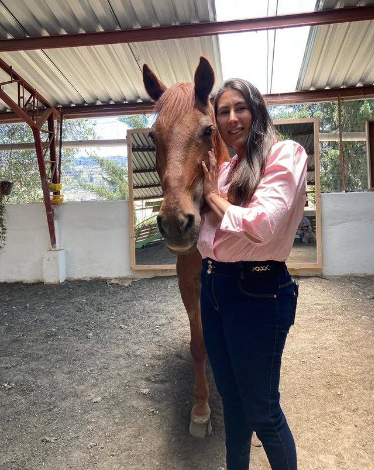 Directora de Fundación Kawallu con caballo de terapia