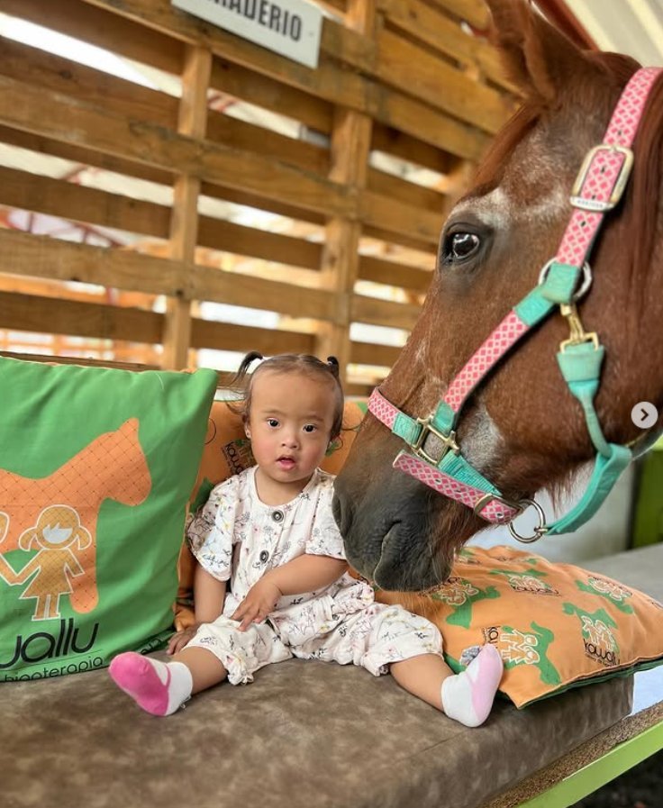 Bebé con caballo Kawallu